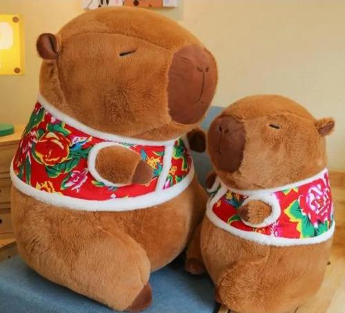 Peluche Capibara JEXTECH 75cm Chaleco Rojo Floral Invierno